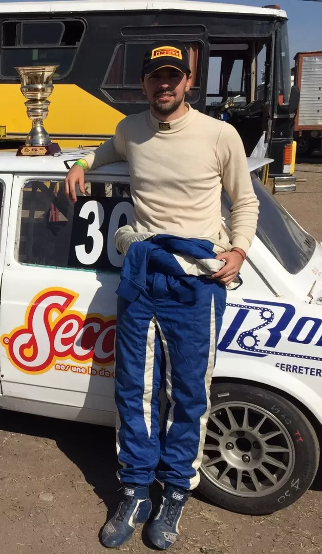 SONRIENTE. Joaquín Azancot y la copa que ganó. foto del equipo azancot 