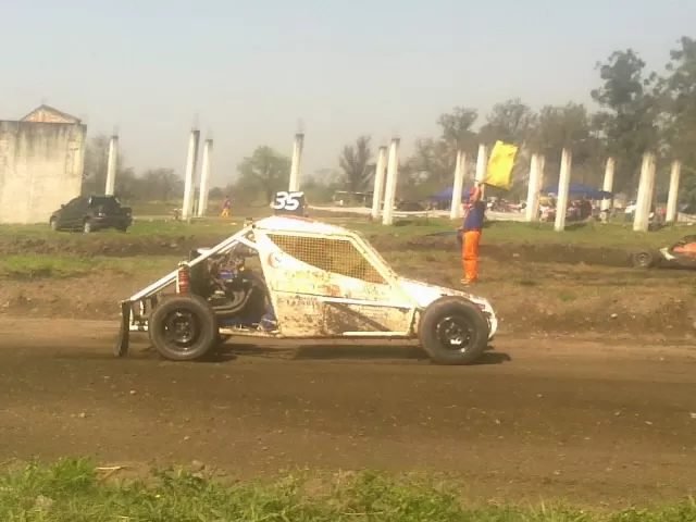 A TODA MARCHA. Sergio Hussem condujo con maestría su sólida máquina en el circuito “Víctor Hugo Filippini”. prensa acdema 