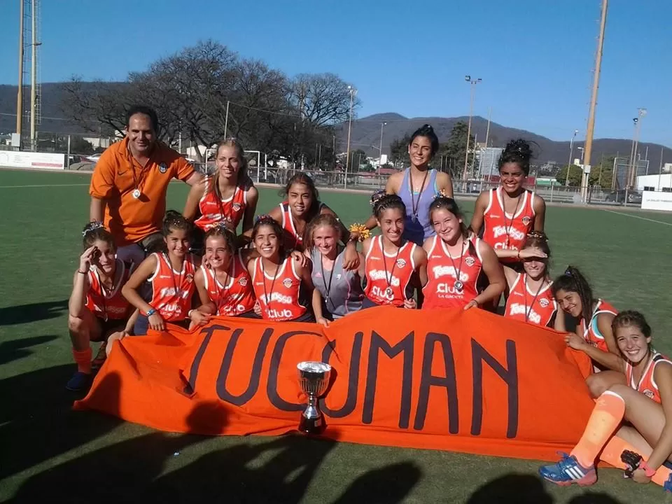 CON LA COPA. Las chicas no lograron el ascenso, pero terminaron felices. FACEBOOK ASOCIACIÓN TUCUMANA DE HOCKEY