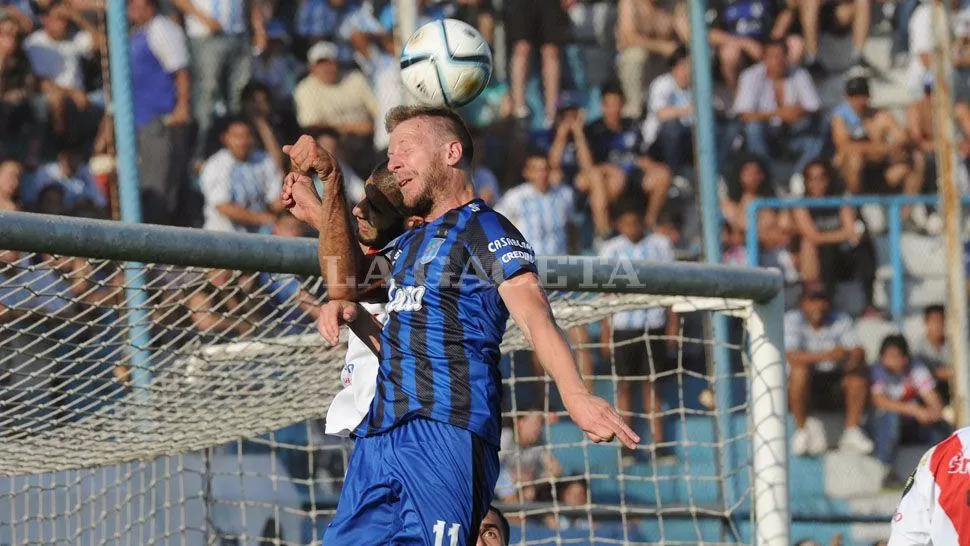 INCREÍBLE. Menéndez, que gana en el aire, no pudo quebrar al arquero Medina, que le sacó dos goles que parecían hechos. LA GACETA / FOTO DE HÉCTOR PERALTA 