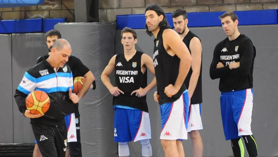 LIDERES. Scola y Nocioni serán los conductores del equipo de Hernández adentro y afuera de la cancha. ARCHIVO