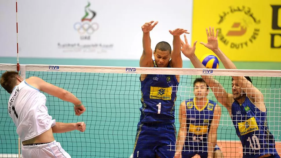 DERROTA EN EL CLÁSICO. El remate de Pablo Koukartsev supera el bloqueo brasileño.
FOTO TOMADA DE Fivb.com