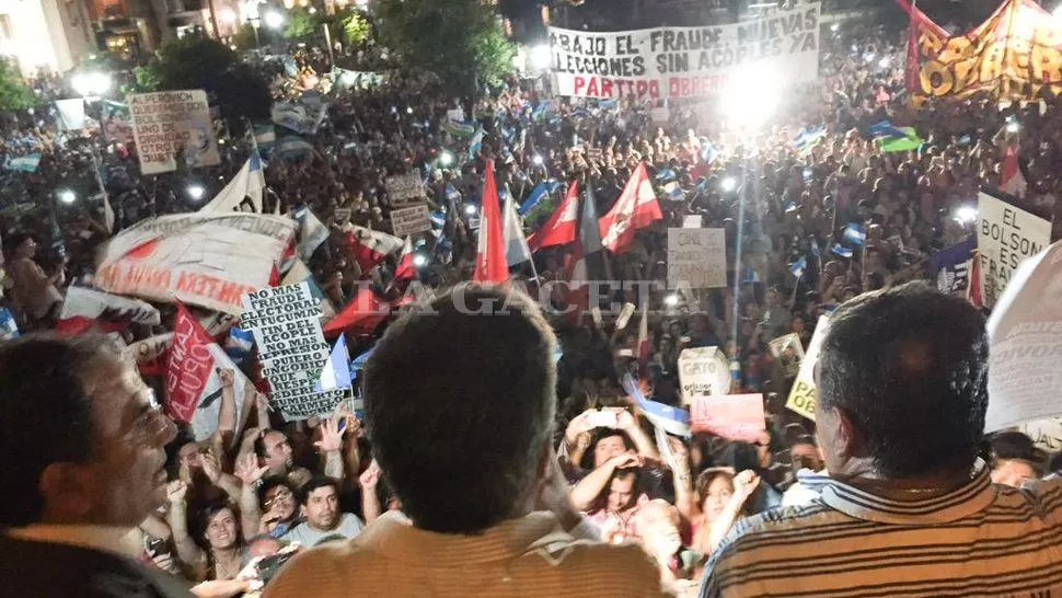 DE CARA A LA MULTITUD. El canomóvil subió a la explanada de la Casa de Gobierno y desde allí Cano brindó su discurso. LA GACETA / FOTO DE ALVARO MEDINA VÍA MÓVIL