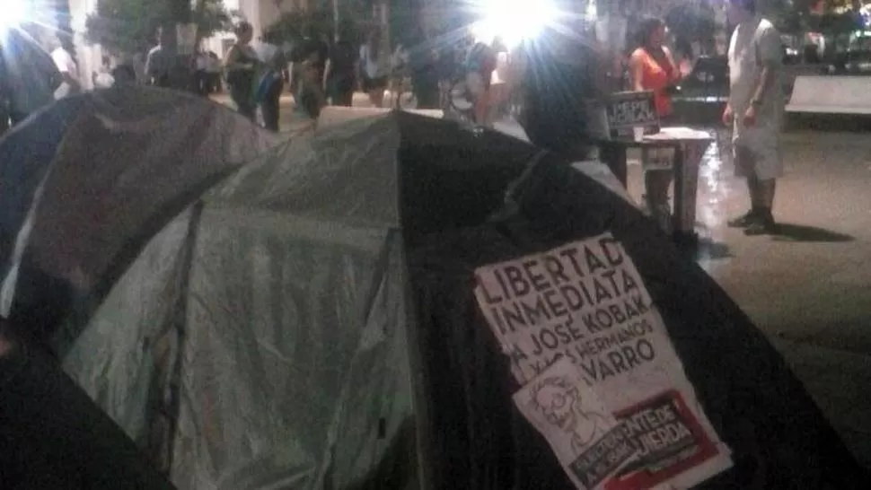 ACAMPE. Militantes del PO habían montado una carpa para pedir por Kobak. FOTO TOMADA DE TWITTER.COM/ANA__ROD