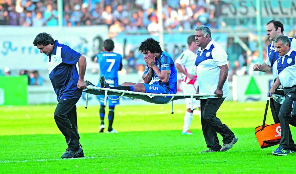 DOLORIDO. Los cancheros retiran a Julio en camilla. El colombiano debió ser reemplazado tras un “traumatismo costal”, según especificó el cuerpo médico. ¿Llegará? la gaceta / foto de héctor peralta