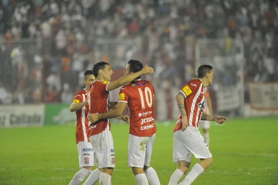 TODOS LO SALUDARON. Lucas Chacana e Iván Agudiak no se quieren perderse el festejo de Diego Bucci. la gaceta / foto de héctor peralta