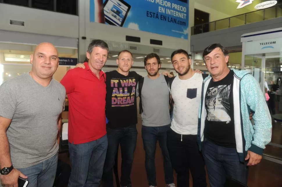 HASTA PRONTO. Desde Tucumán partieron Daniel Pérez (videoanalista), Santamarina, Keir Whenham-Flatt (preparador físico), Sánchez, Noguera Paz y Hourcade. la gaceta / foto de antonio ferroni