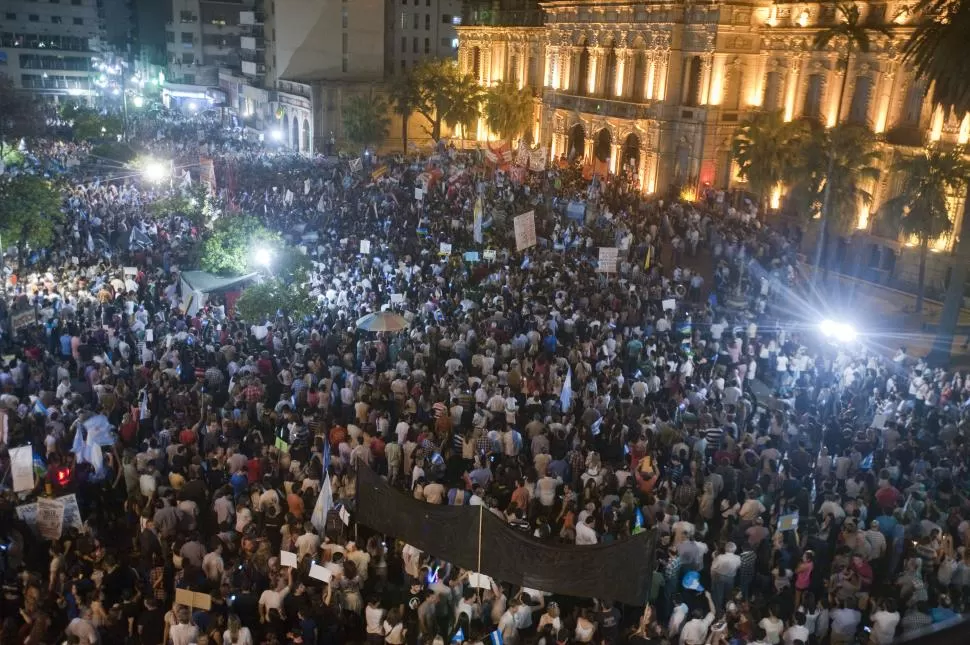 MULTITUD. Aunque no llegó al pico de participación de los primeros días, ayer la movilización volvió a mostrarse masiva: concurrieron unas 10.000 personas. la gaceta / foto de diego aráoz