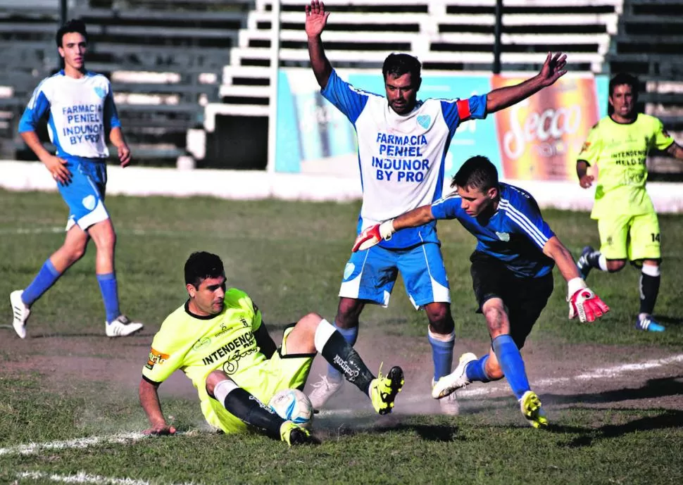 SE LE HIZO COSTUMBRE. Carlos López volvió a marcar un gol para Almirante Brown, esta vez lo sufrió San Carlos. la gaceta / foto de diego aráoz