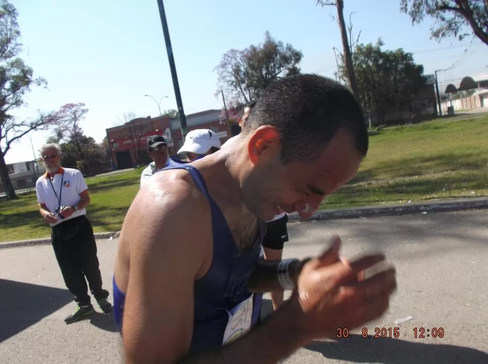 MUY EMOCIONADO. Del Prete llegó a la meta, se arrodilló y besó la pista. foto de GUILLERMO RUBINO 
