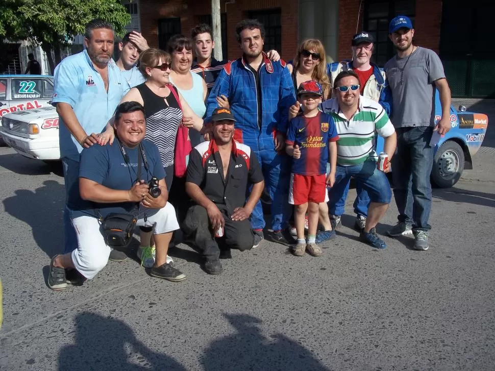 TODOS JUNTOS. Los tres mejores binomios de la competencia taficeña celebran en el podio, acompañados por miembros del organizador, el Alberdi Auto Club.  