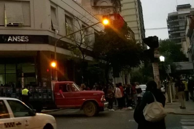 Por la falta de atención en la Anses, cortan el paso de vehículos en 25 de Mayo y Córdoba