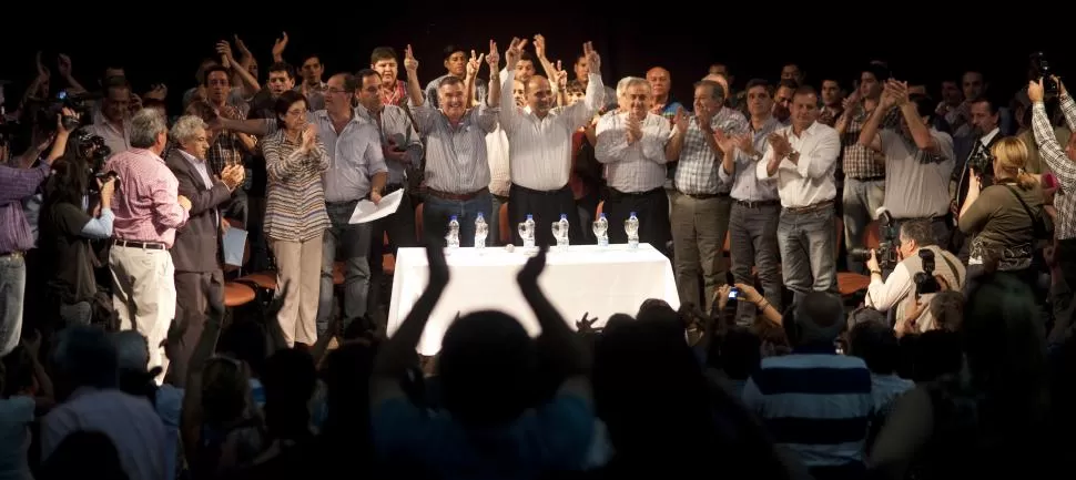 “TODOS UNIDOS TRIUNFAREMOS”. La marcha peronista tronó en la sede partidaria, donde la dupla Manzur-Jaldo recibió un respaldo masivo. la gaceta / foto de diego aráoz