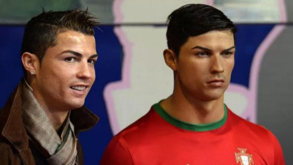 IGUALES. Cristiano posa junto a la estatua de cera. (INFOBAE)