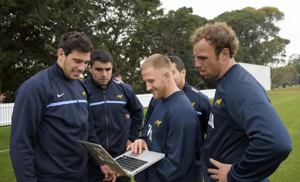 COMO UNO MÁS. “Entrar en confianza con los jugadores es fácil...cuando se gana, je. Creo que los Pumas han entendido el trabajo. Por eso ellos confían en mí y yo en ellos”, describió Keir, de 29 años. prensa uar