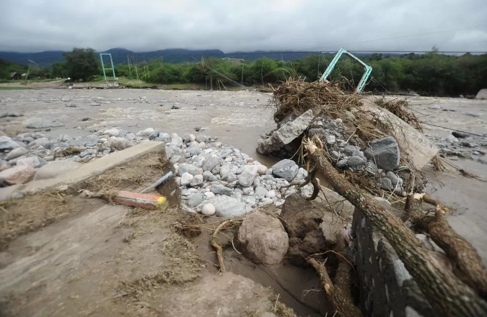 EN RUINAS. La creciente se llevó el puente en el paraje Escaba de Abajo. LA GACETA / Foto de Osvaldo Ripoll (Archivo).