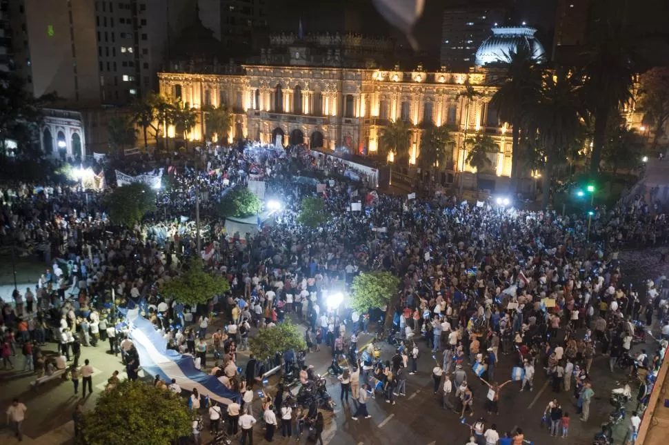 OTRA VEZ EN LA PLAZA. Como sucedió en los últimos días, miles de personas se congregaron frente a la Casa de Gobierno para exigir transparencia en los comicios. Esta vez, el diputado nacional José Cano encabezó las protestas. la gaceta / foto de diego aráoz