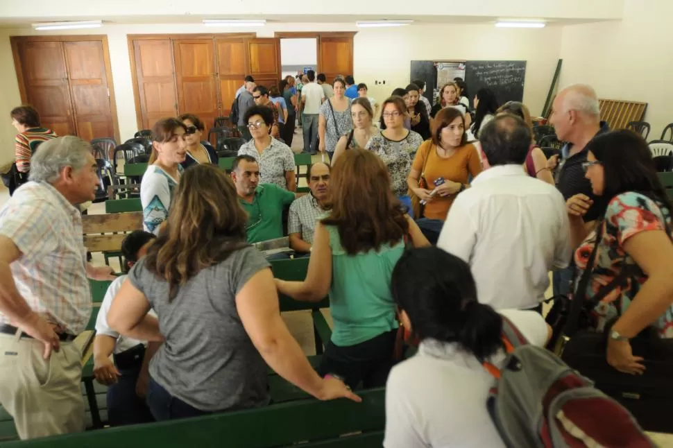 DEBATES. Alrededor de 150 educadores de las facultades y escuelas de la UNT participaron de la asamblea que se realizó ayer en el Instituto Técnico. la gaceta / foto de Inés Quinteros Orio