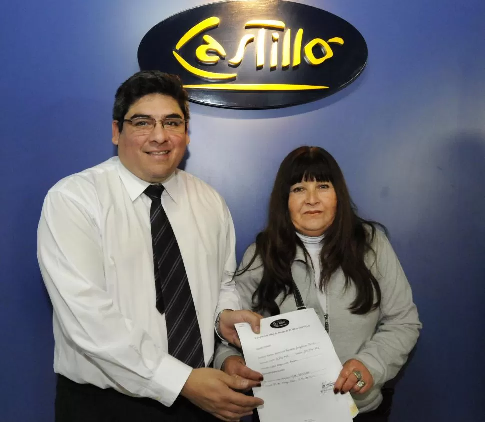 CON LA ORDEN DE COMPRA. Ramona Mene muestra la orden de compra. 