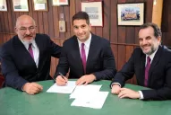 El plantel de Los Pumas llegó a Leicester y “Legui” puso la firma