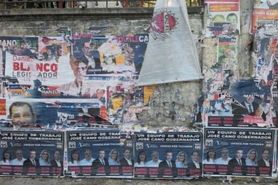 Piden que retiren los afiches políticos