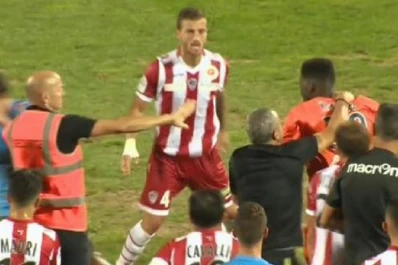 El fútbol violento: le pegó de atrás y le rompió la nariz