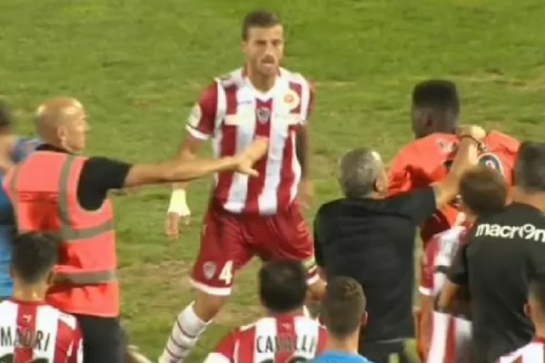 El fútbol violento: le pegó de atrás y le rompió la nariz
