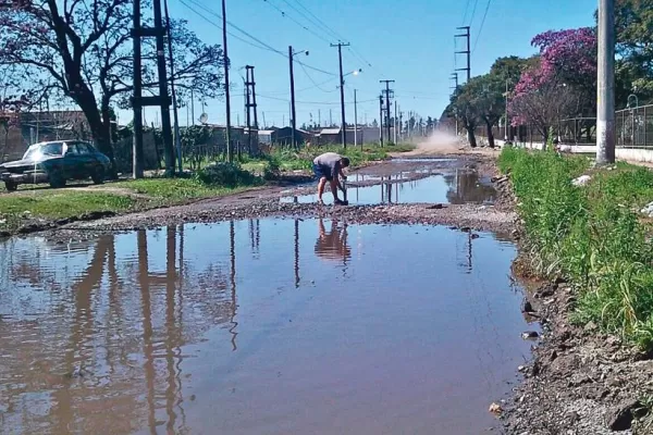 Lagunas peligrosas en dos calles de Alderetes