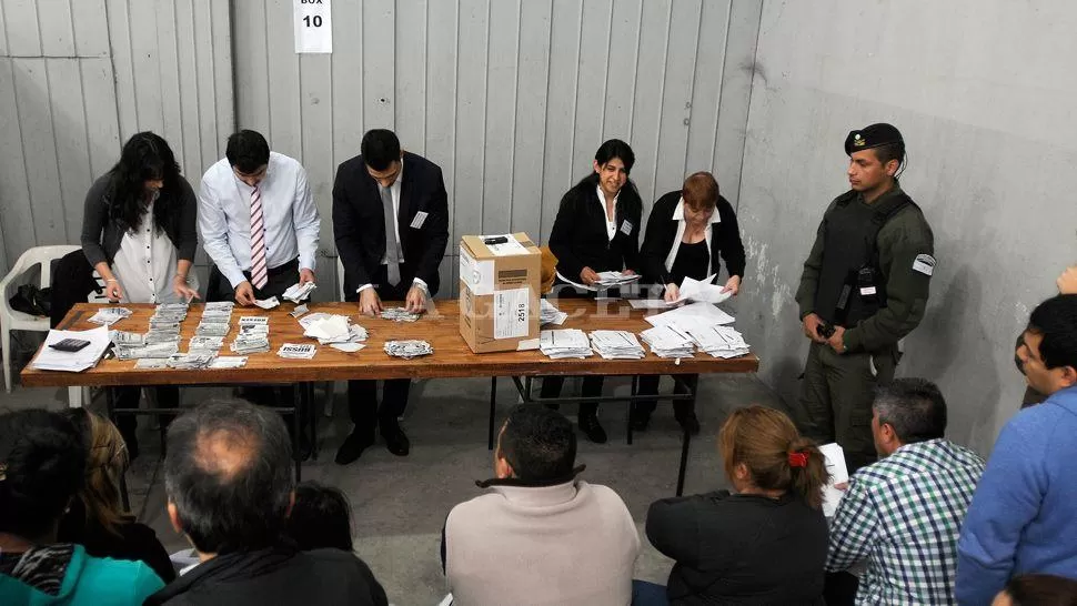 ESCRUTINIO FINAL. Las mesas del interior favorecieron a Manzur y las de la capital, a Cano. LA GACETA / FOTO DE ANALÍA JARAMILLO 