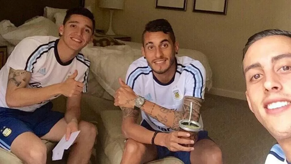 UNA BANDA. Kranevitter, Pereyra y Funes Mori, viejos conocidos de River, compartieron la tarde tomando unos mates en la concentración. FOTO TOMADA DE FACEBOOK.COM/ROBERTO-EL-TUCU-PEREYRA-PAGINA-OFICIAL