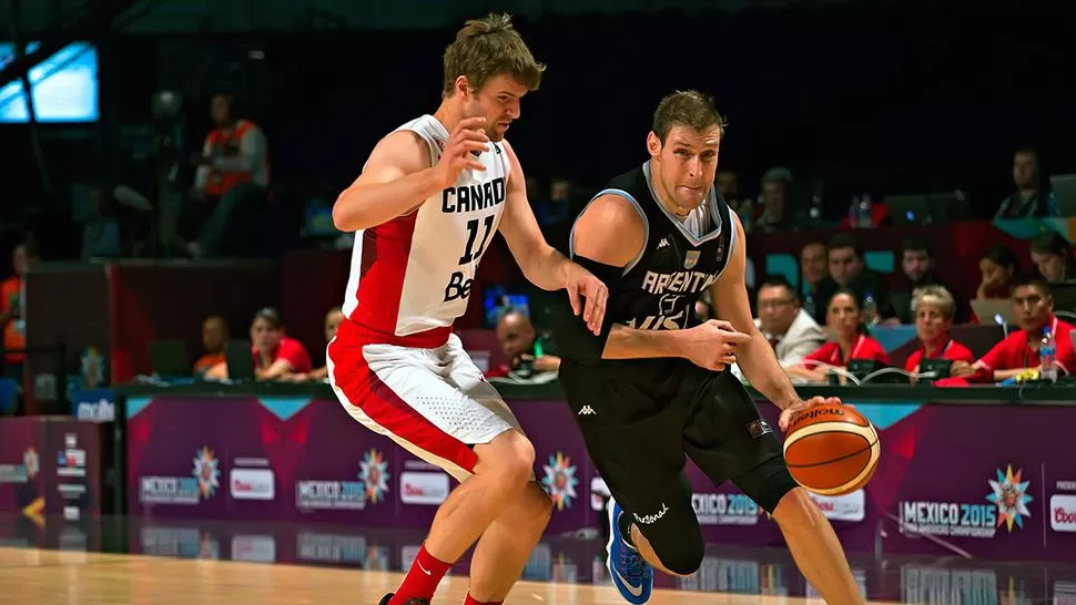 CLASE Y CORAJE. Nocioni ante el canadiense Doornekamp, que juega en el básquet germano.
FOTO TOMADA DE fibaamericas.com