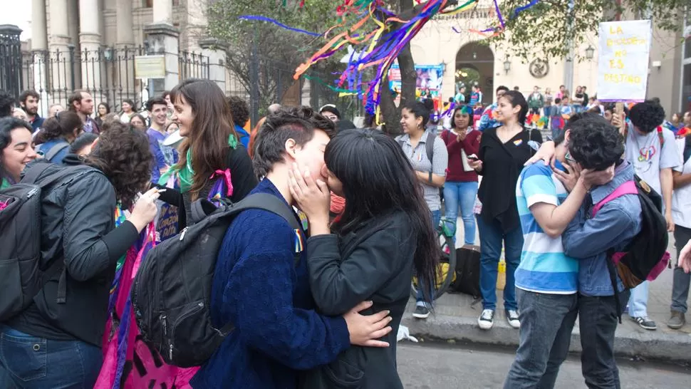 CONTRA LA HOMOFOBIA. Ayer hubo una protesta contra el libro de Richard Cohen en la puerta de la Unsta. LA GACETA