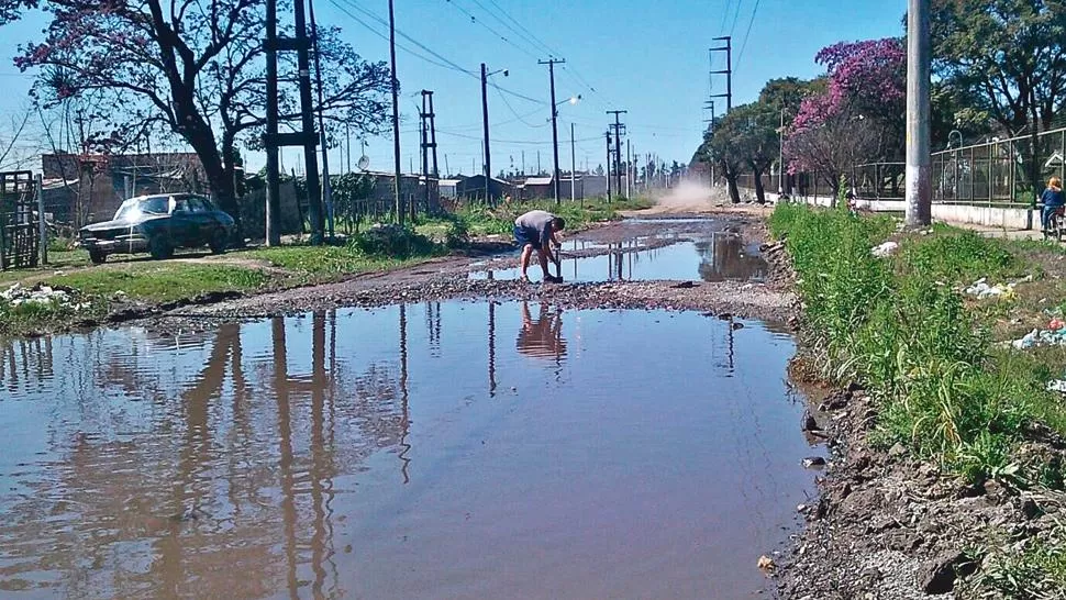 Lagunas peligrosas en dos calles de Alderetes