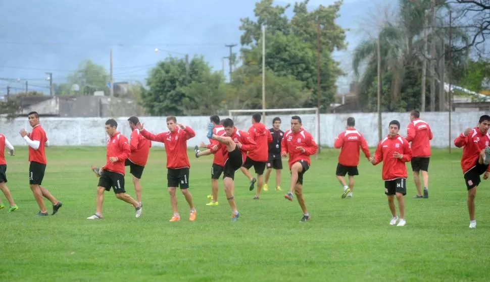 EL ARTILLERO DEL “SANTO”. Iván Agudiak -primero de la izquierda- convirtió un gol cada 207 minutos en el Federal A. LA GACETA / FOTO DE ANTONIO FERRONI