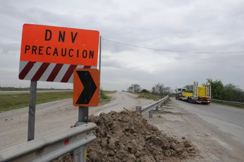 CORTE. Por este desvío el tránsito tiene que bajar hasta Alfredo Palacios. LA GACETA / Fotos de Analía Jaramillo