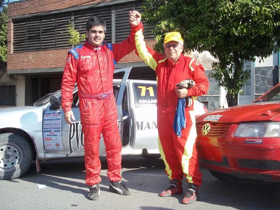 DE TAL PALO. Ricardo Collado (h) y su papá homónimo con las manos en alto una vez que terminó el desafío taficeño. foto de motorplustucuman.com.ar 