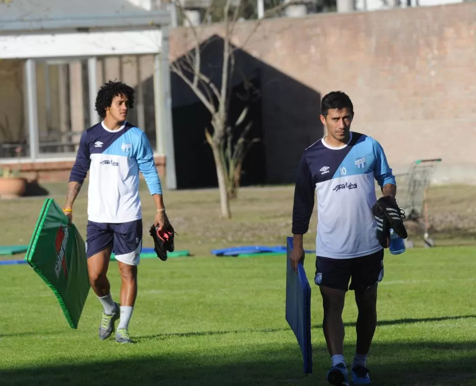 OBEDIENTE. Acosta, quien carga su colchoneta delante de Julio, podría volver a jugar en una posición extraña: lateral derecho. LA GACETA / FOTO DE HÉCTOR PERALTA (ARCHIVO)