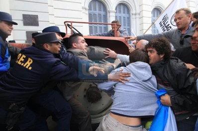 Violenta protesta de ruralistas frente a la Casa de Gobierno de Entre Ríos