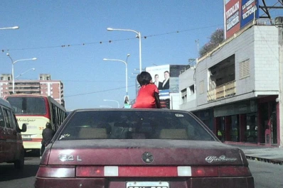 Llevó a un nene sentado en el techo del auto