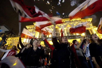 Un grupo de indignados retornó a la plaza Independencia