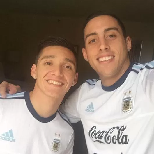 FELICES. Matías Kranevitter se reencontró con Ramiro Funes Mori en la concentración de la Selección y se sacaron una foto. foto del facebook de afa