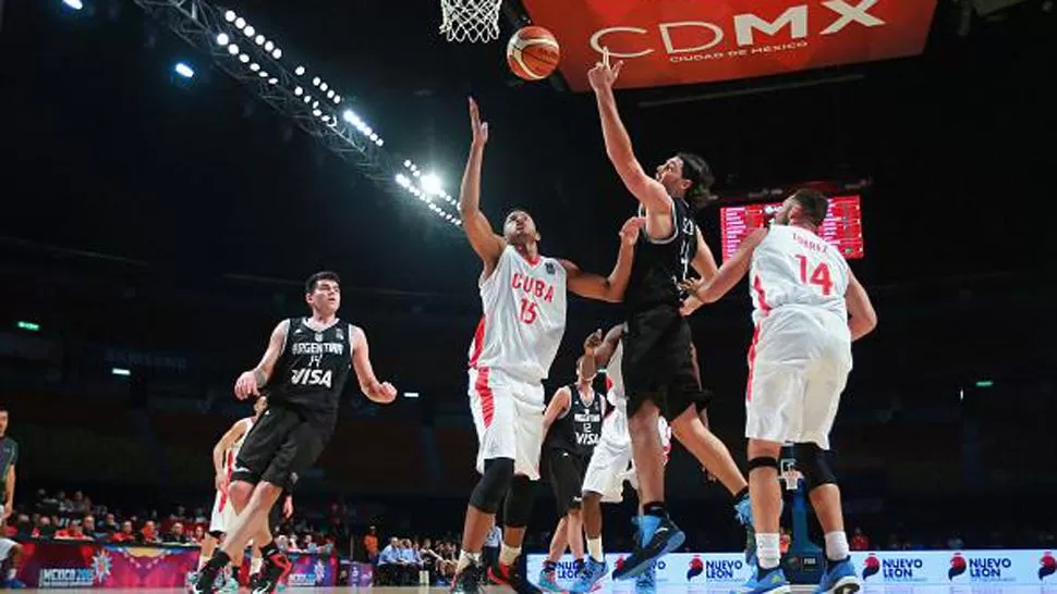 ADENTRO. Scola, otra vez vital para Argentina. (FOTO DE SPORTS CENTER)