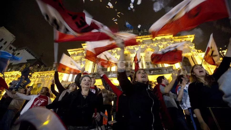 EN LA PLAZA. Un grupo de unas 200 personas protestaron en la Casa de Gobierno a 11 días de las elecciones. LA GACETA / FOTO DE DIEGO ARÁOZ