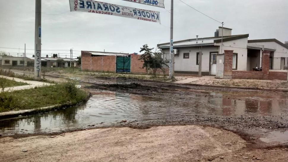 Las calles de un barrio nuevo se arruinaron en un año