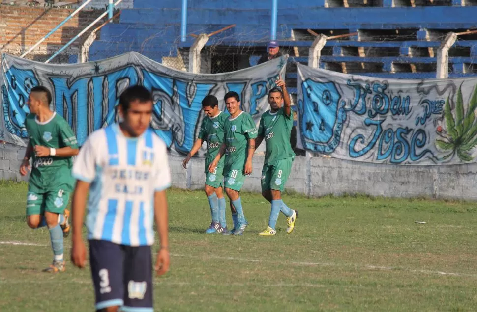 SIGUE EN RACHA. Mendoza y Aguirre saludan a Sebastián Dip que acaba de marcar el gol de la victoria de los “celestes”.    foto de dardo aguirre