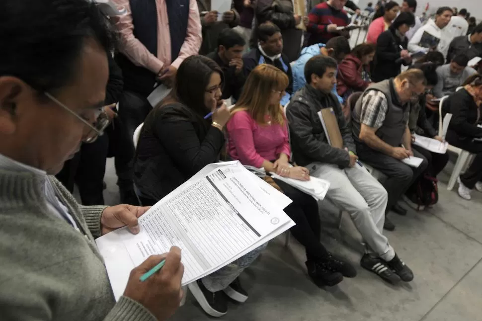 PLANILLAS EN MANO. Los fiscales partidarios controlan sus notas y las cotejan con datos que reciben de la JEP. LA GACETA / FOTO DE ANALÍA JARAMILLO