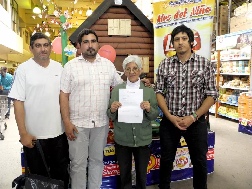  CON LA ORDEN DE COMPRA. La ganadora posa con el premio. LA GACETA / FOTO DE JOSÉ NUNO.