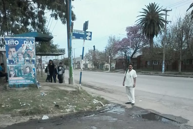 Falta la tapa de una boca de tormenta a metros de una escuela