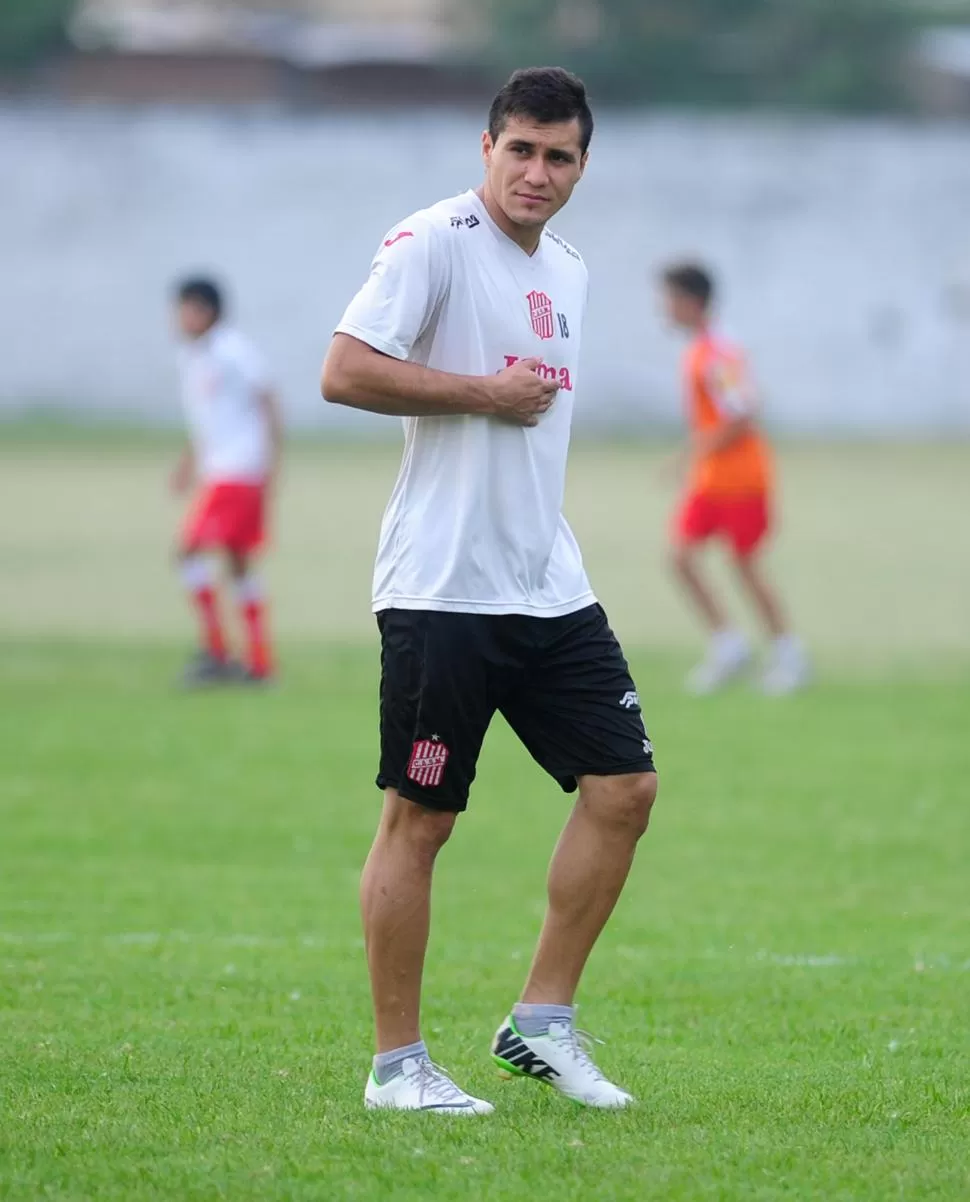 FUNCIÓN. Sebastián Pena utiliza a Gonzalo Rodríguez por carrilero por la derecha con la obligación de sumarse al ataque. LA GACETA / FOTO DE DIEGO ARÁOZ