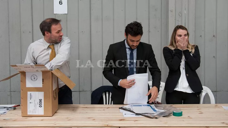 JUNTA ELECTORAL. Casi la mitad de las urnas se abrieron desde que comenzó el conteo definitivo. LA GACETA / FOTO DE FLORENCIA ZURITA